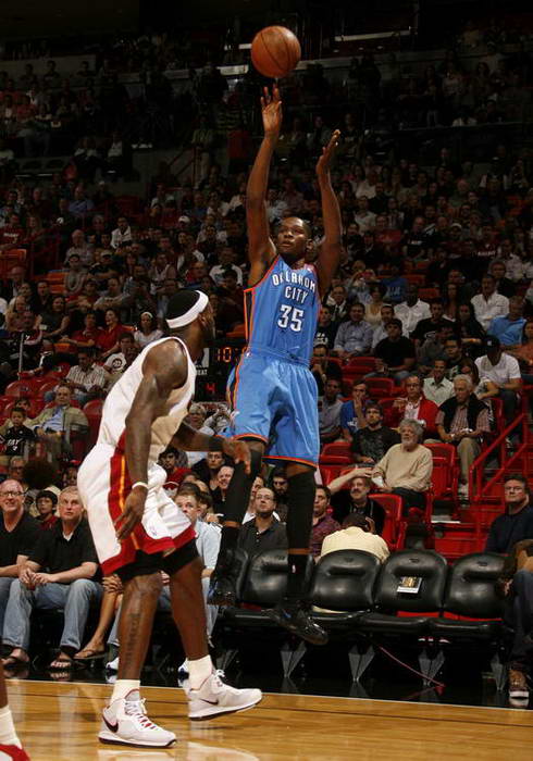 荣获马德里足协颁发的体育传奇奖，托雷斯晒图感谢马德里足协（托雷斯获颁马德里足协体育传奇奖，晒图致谢）