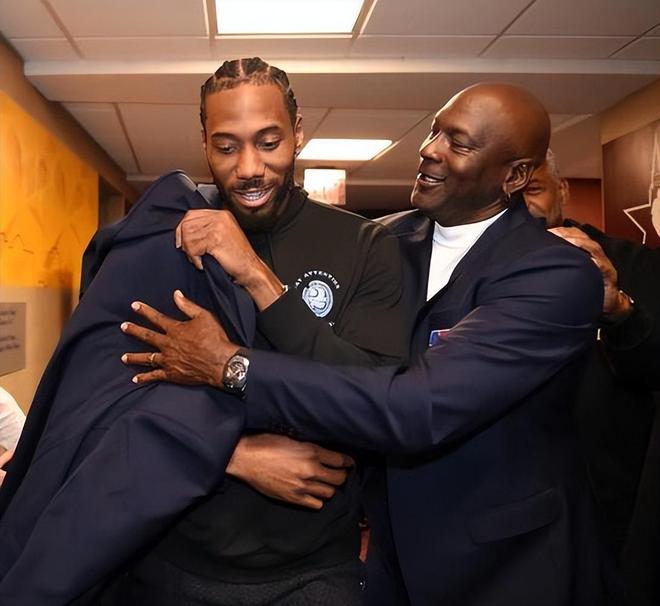 本泽马或放弃沙特天价年薪，自由身引多队争夺（本泽马或拒沙特天价合同，自由身引多队竞逐）