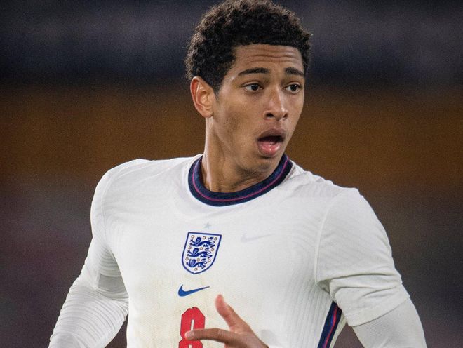 多特边锋个人秀燃炸全场（多特边锋神勇表演点燃全场）