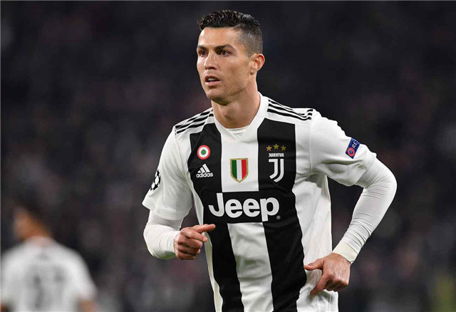 记者：丘库埃泽目前最有可能去富勒姆，土超俱乐部没报价（记者：丘库埃泽目前最有望加盟富勒姆，土超俱乐部尚无报价）