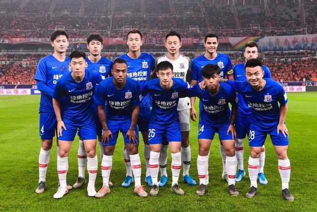 今晚，上海海港门将颜骏凌首发出场，迎来了他代表俱...（上海海港门将颜骏凌今晚首发，迎来代表球队的新里程碑）