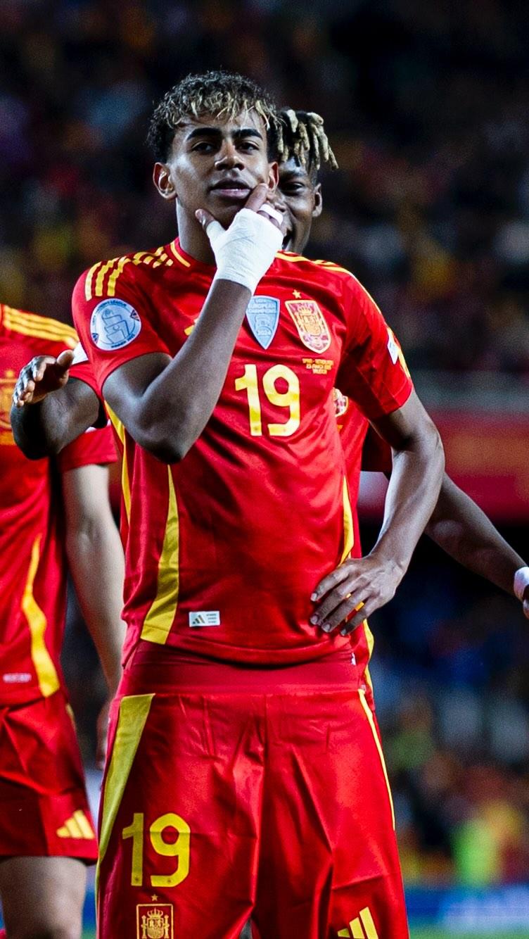 世体：巴萨球员首次踏上新诺坎普的草坪，进行训练并合影留念（世体：巴萨将士首度踏上新诺坎普草皮，开展训练并合影纪念）