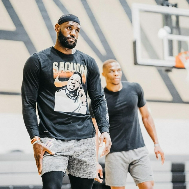 库里：知道克莱会在那个时间热身，库追汤同处一空间太酷了（库里：清楚克莱的热身时间，与库追汤同场的感觉太酷）