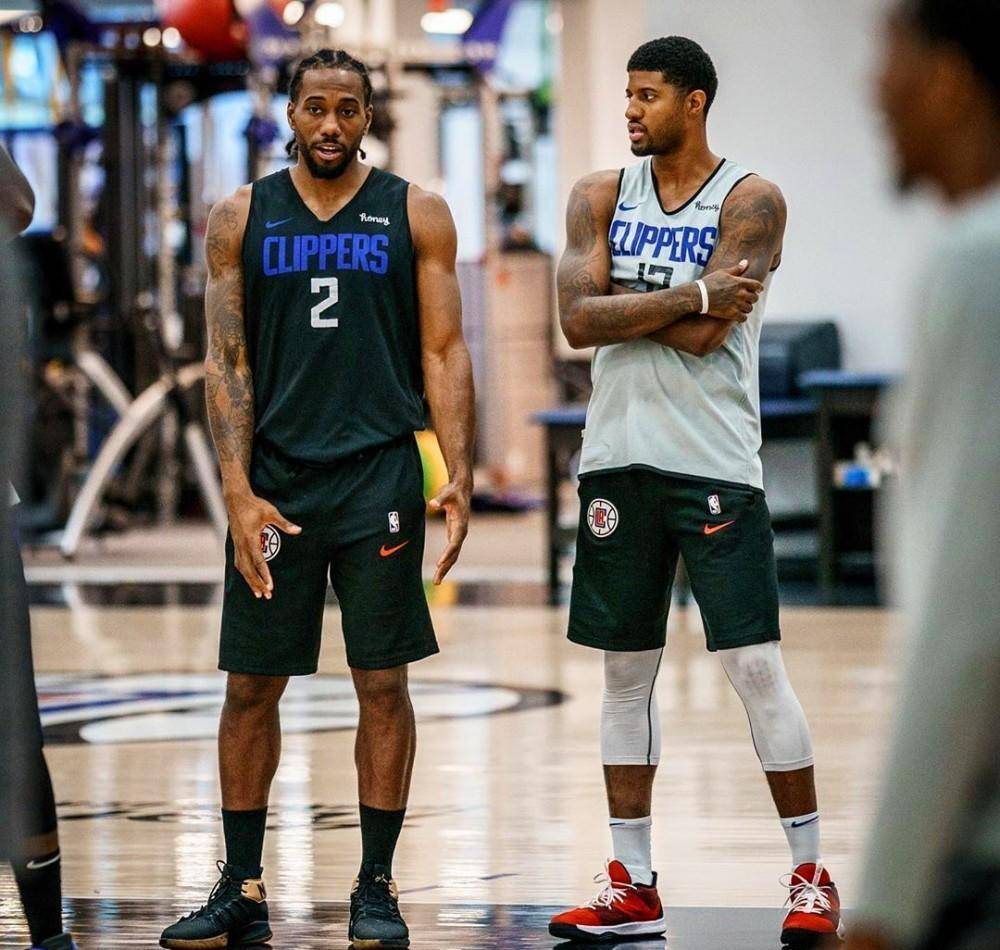 CBA揭幕战外援表现可圈可点，双方外援得分占比均超五成（CBA首战外援表现抢眼，双方外援得分占比均超过50%）