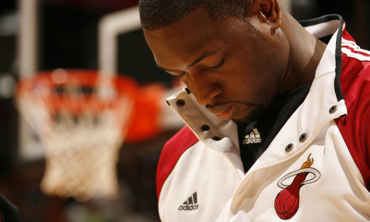 篮球场大乱斗！火箭湖人攻防极度混乱 乱战长达一分钟均未得分（火箭与湖人上演篮球场大混战：攻防失序，足足一分钟无人得分）