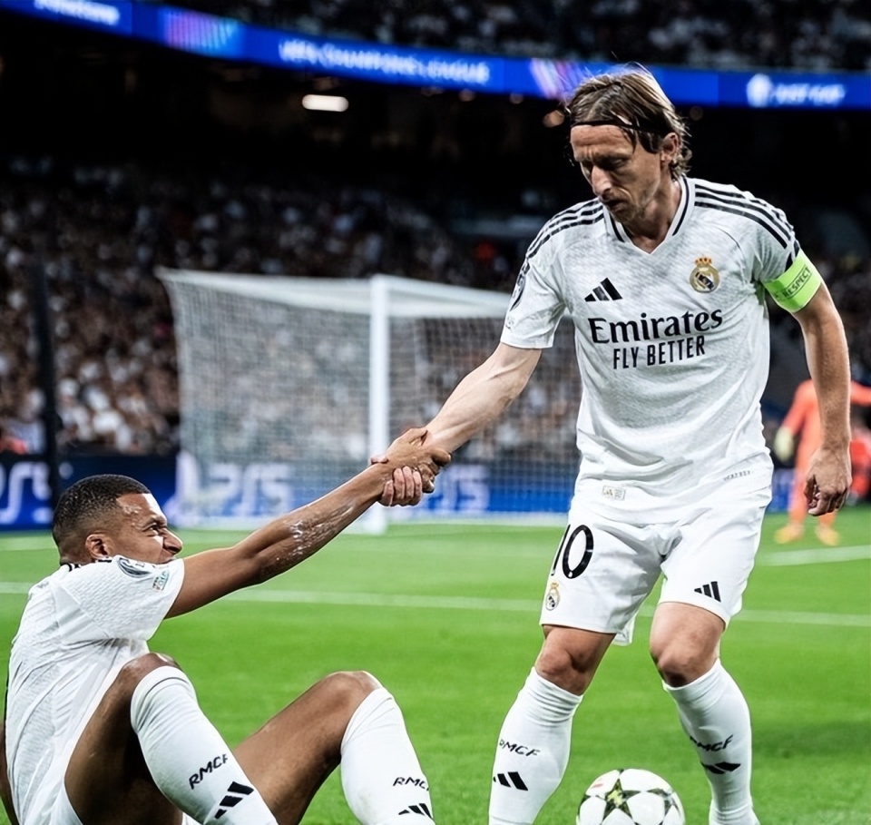 皇马公布欧冠战曼城名单：姆巴佩受伤仍入选，卡马文加缺席（皇马欧冠战曼城大名单出炉：姆巴佩带伤入列，卡马文加无缘）