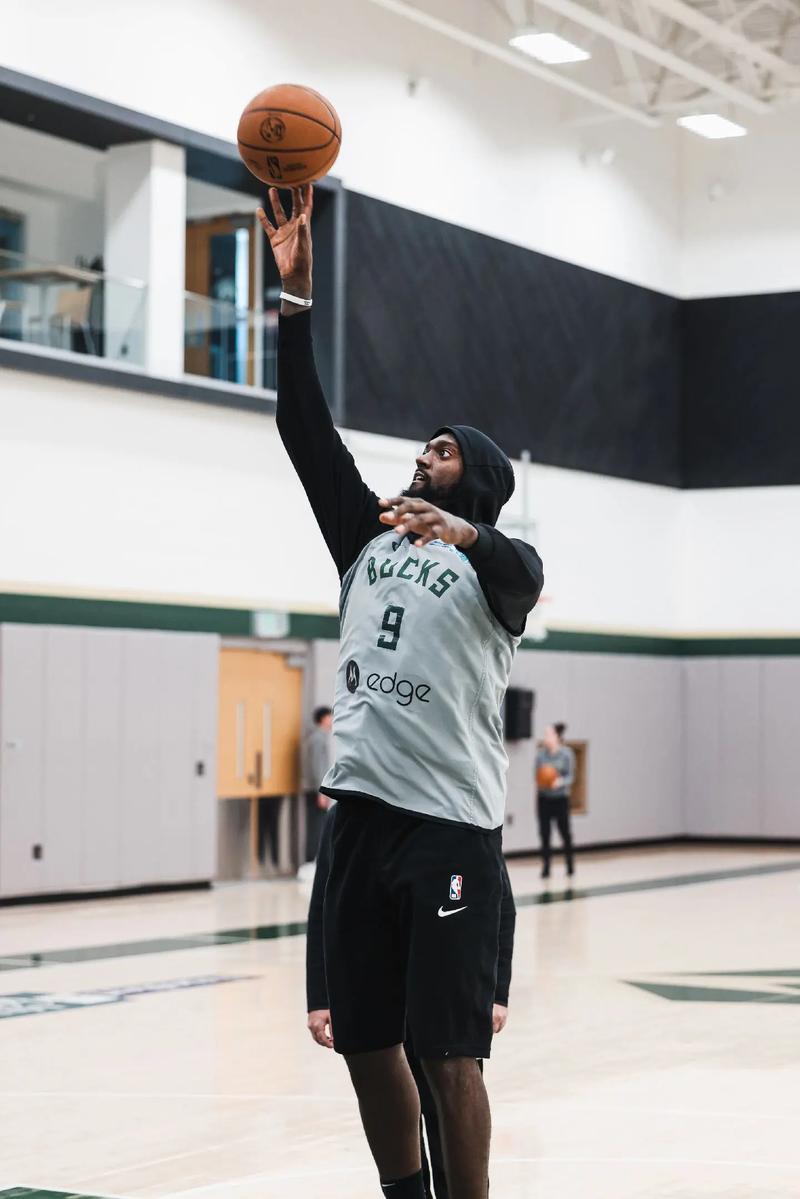 西媒：阿隆索拒绝为维尼提供保护，似在还击后者对他的不敬（西媒：阿隆索拒为维尼出头，被解读为对其不敬的回应）