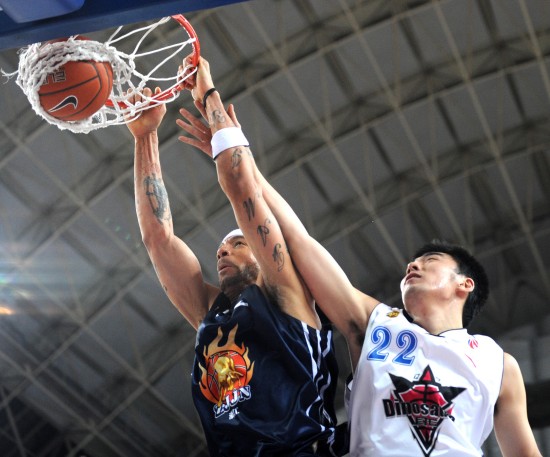 篮球火箭队内训练强度提升，新战术曝光（火箭队队内训练强度加码，最新战术曝光）