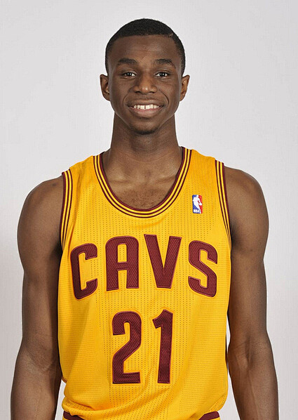 “六连冠”田径老将杨丽婉为聚光灯外的世界呼喊（六冠田径老将杨丽婉，为聚光灯之外的世界发声）