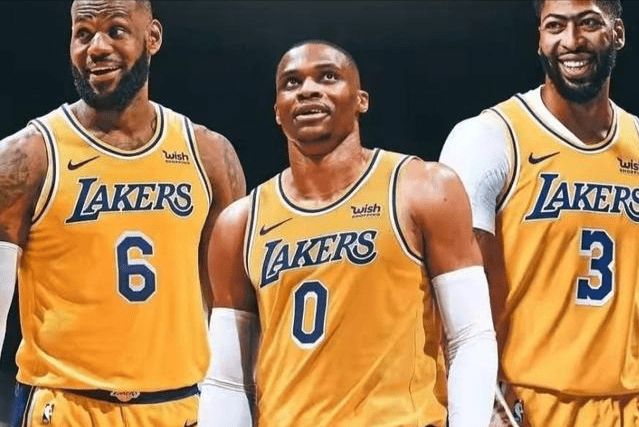 辛普森三分出手，北控防守严密（辛普森外线出手，北控防守严密）