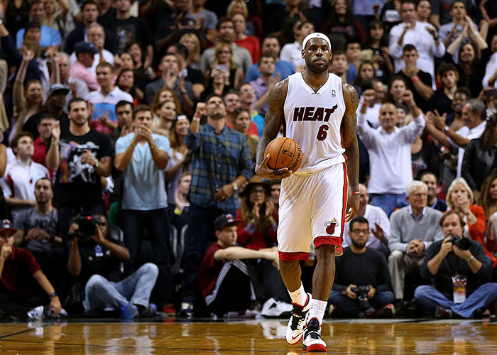 塞梅尼奥锁喉达洛特没被罚下，曼联球迷愤怒：换胖虎早被罚下（塞梅尼奥锁喉达洛特逃红，曼联球迷怒称：换胖虎早被逐出场）