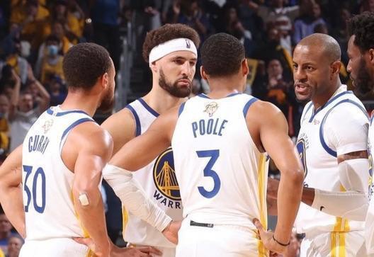 法兰克福客胜后球迷区突发火情，还有球迷从高处坠落后被送医（法兰克福客场取胜后，球迷区突发火情，有球迷高处坠落被送医）