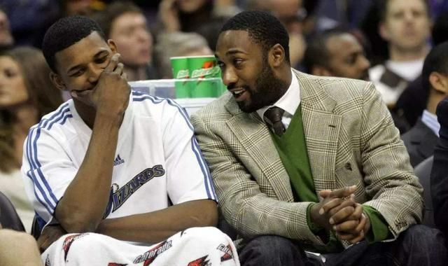 独行侠新太子？赛后众多球迷等待弗拉格签名合影（独行侠未来门面？赛后球迷蜂拥等弗拉格签名合影）