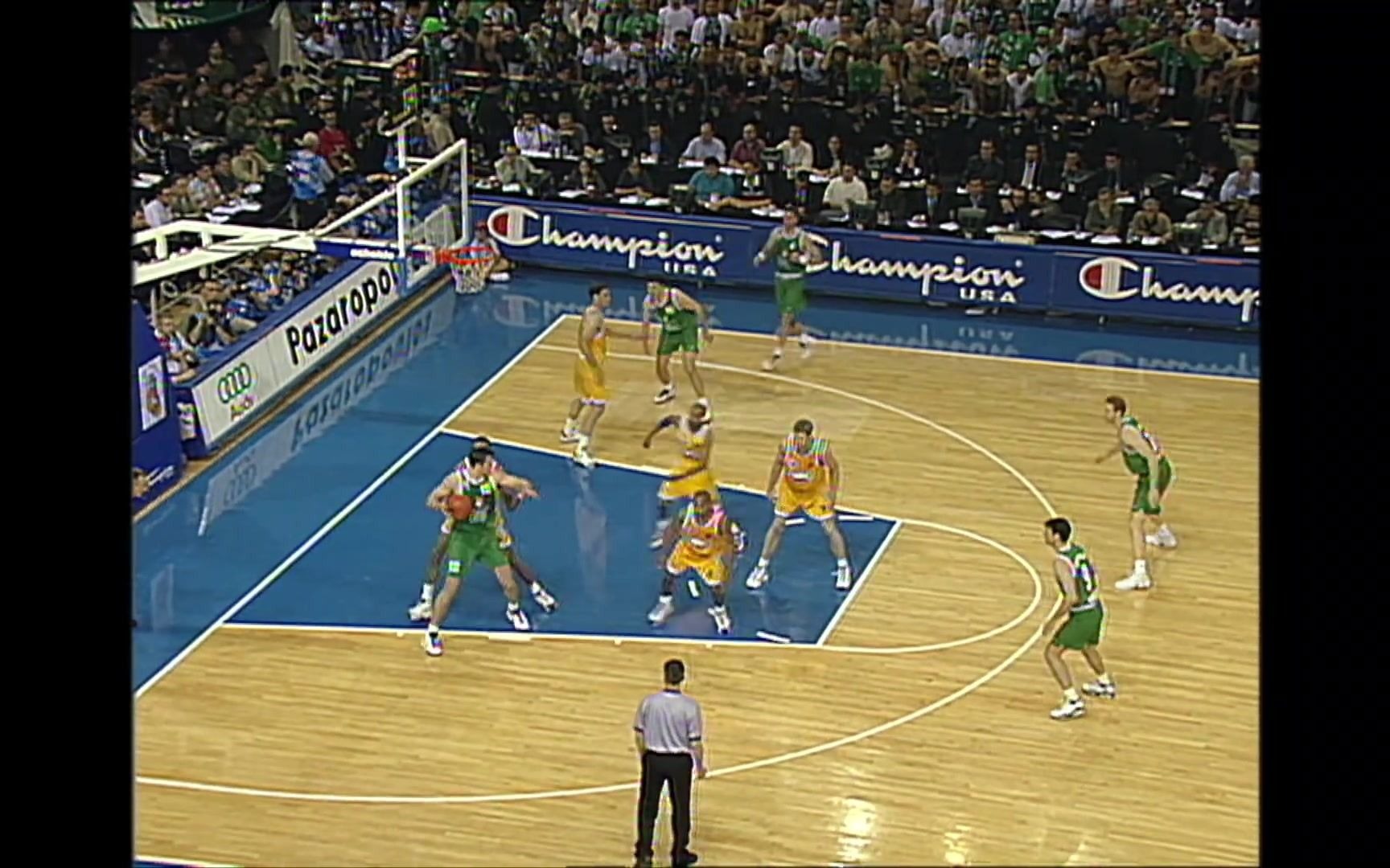 足球英超球队因球迷冲突被罚款，场面一度失控（英超球队因球迷骚乱遭罚，赛场秩序一度失控）